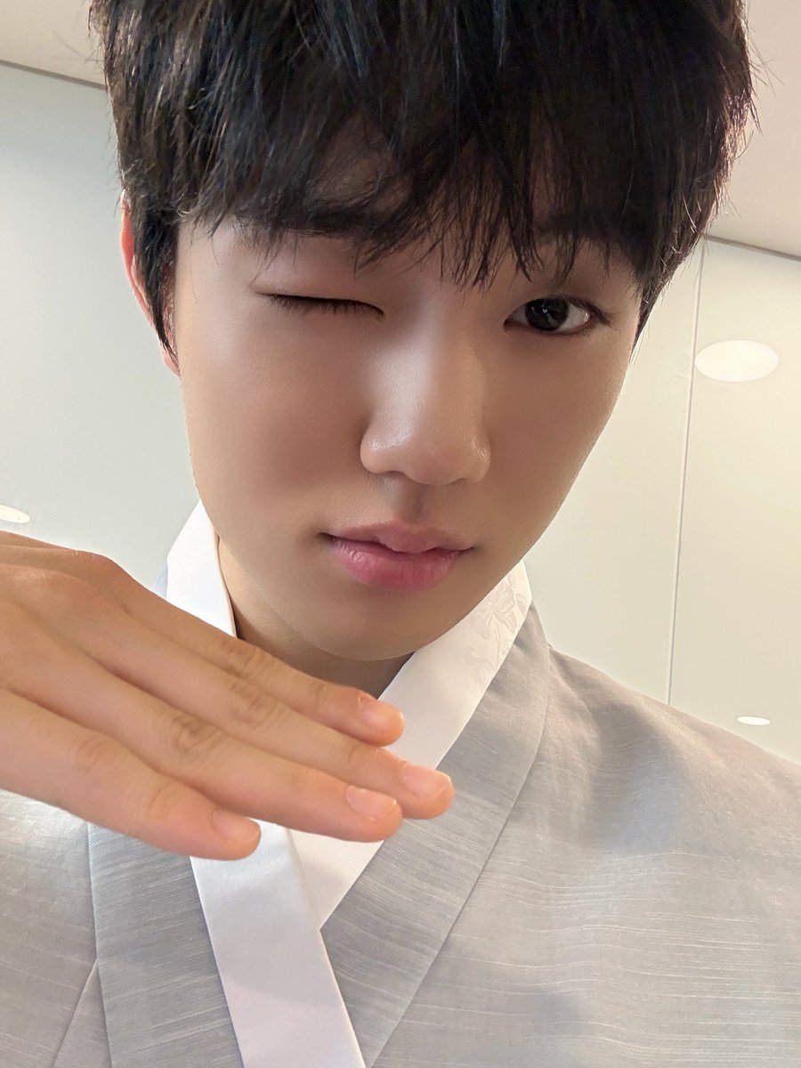 EVNNE_official's tweet photo. 추석 멋지게 보내세요!!

#EVNNE #이븐
#박지후 #PARKJIHOO https://t.co/9cwKtuBXsK