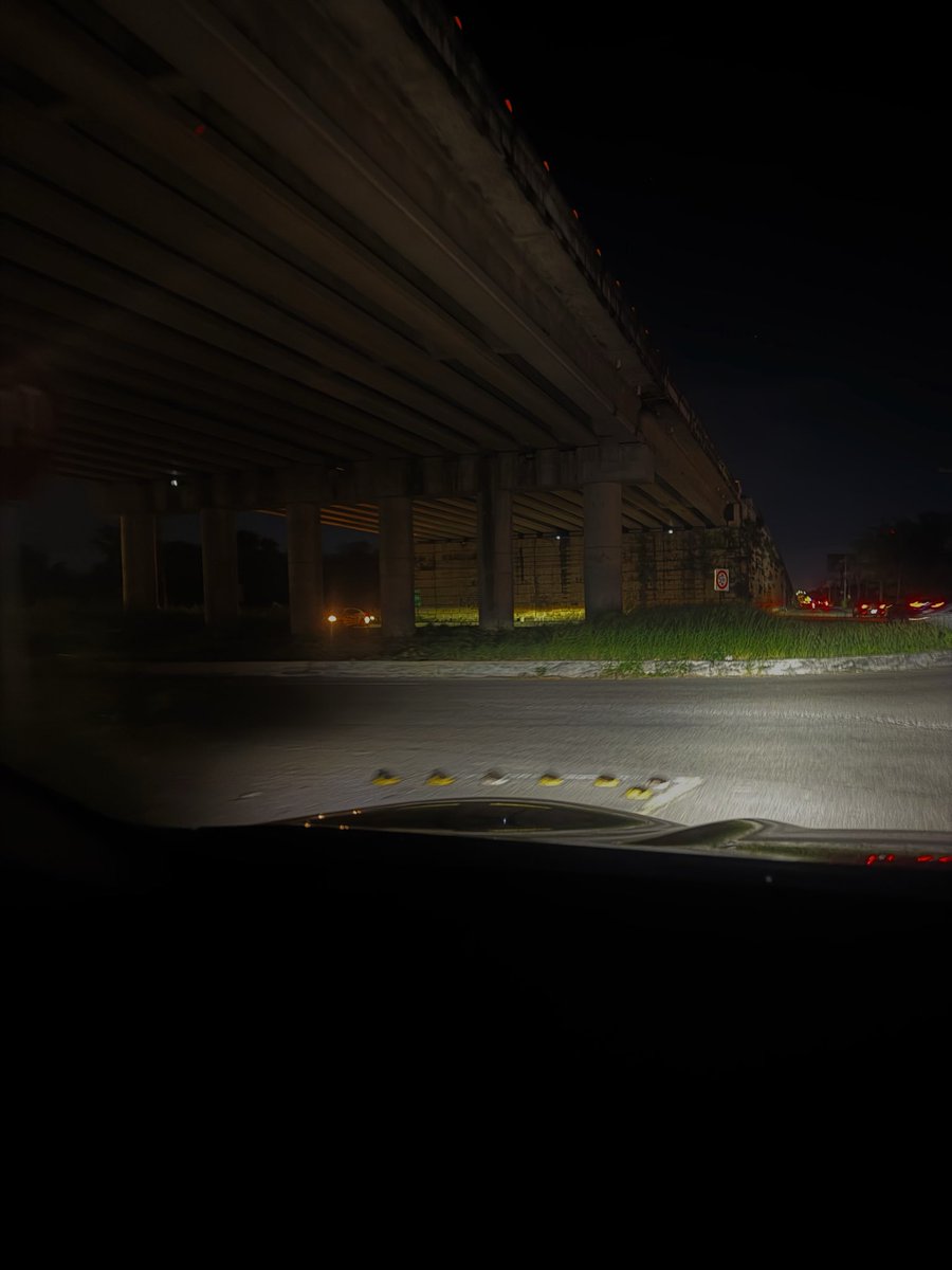 RobertoGCelaya's tweet photo. @CeciliaPatronL Llevamos varios meses sin luz en esta glorieta, la luminaria está en mal estado. Se reportó a Ayuntatel pero no dan solución. Se necesita también  mantenimiento de áreas verdes, y control vendedores ambulantes. 

Comparto ubicación: 
https://t.co/xcZt4IyVdP https://t.co/xGulTqaamc