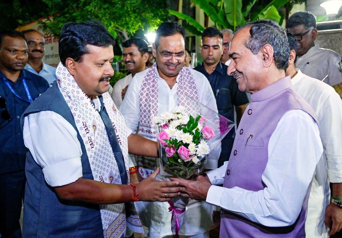 Jatinbhatieb3d's tweet photo. जयपुर आगमन पर माननीय राष्ट्रीय अध्यक्ष श्री @NitinNabin जी का मुख्यमंत्री श्री @BhajanlalBjp और प्रदेश अध्यक्ष श्री @madanrrathore ने पुष्पगुच्छ भेंट कर आत्मीय स्वागत एवं अभिनंदन किया।
#पं_शिक्षक_वि_सहायक_नियमित_करो https://t.co/Ef1B0iayVm
