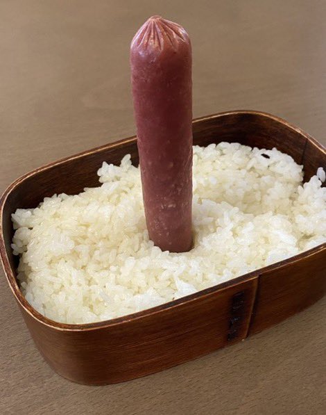 wadaino_taikai's tweet photo. 白米にソーセージを刺すとトリックアートみたいな日の丸弁当が作れるよ。 https://t.co/jK12Rlfngi