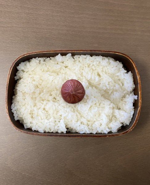 wadaino_taikai's tweet photo. 白米にソーセージを刺すとトリックアートみたいな日の丸弁当が作れるよ。 https://t.co/jK12Rlfngi