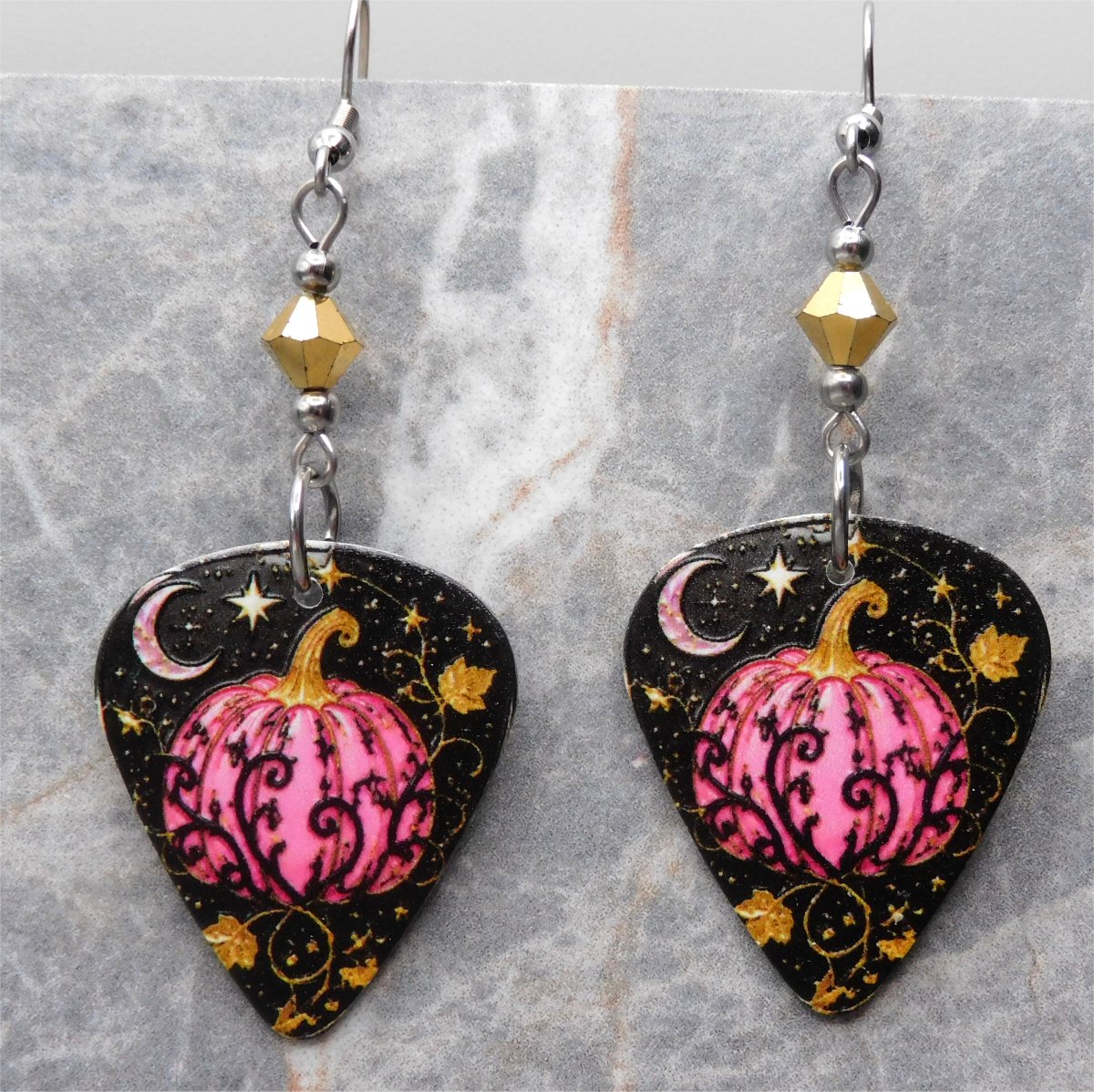 SimplyRaevyn's tweet photo. Just like the pink pumpkins that I posted before, these bring serious Cinderella vibes! Right?

https://t.co/zuPZ4Jfb1m

#mhhsbd #smallbusiness #womanownedbiz #womanowned #shopsmall #supportsmallbiz #jewelry #guitarpick #pumpkin #autumn https://t.co/MI9UkOenvG