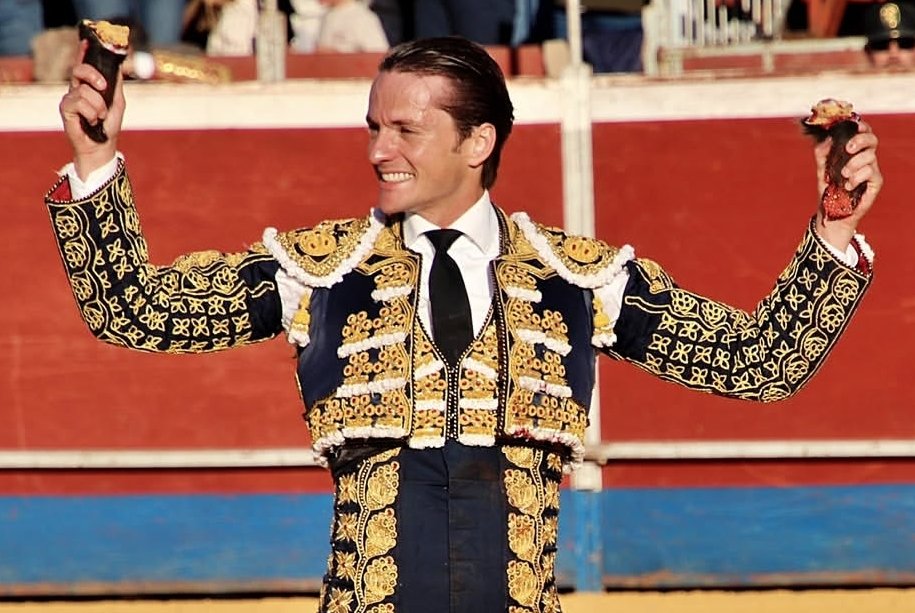 LamadeGongora's tweet photo. 3 orejas hoy en Chuquizongo. ¡No hay mejor celebración de cumpleaños! Gracias a todos por vuestros mensajes. Mañana salimos a Ecuador .¡ San Miguel de Bolívar! https://t.co/ZmGNS06uMP