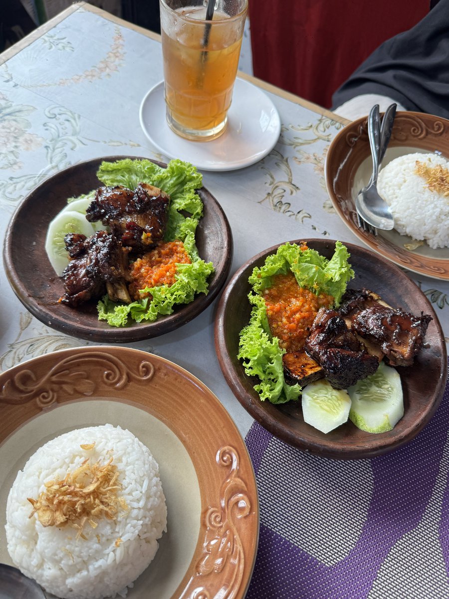 skipberat's tweet photo. Sori tapi ini mesti gw viralin 🙏🏻

p maksud iga bakar setara restoran di mall udah ama nasi dan sop cuma 35k??!? gatau jualan gatau sedekah ENAK BGT asli 😭 dagingnya empuk kyk kapas, sambelnya pedes, gurih asin umami. Ini baru HIDDEN GEM JAKSEL. masuk surga ami papi 🫶🏻 https://t.co/CEGpPj9Ivj
