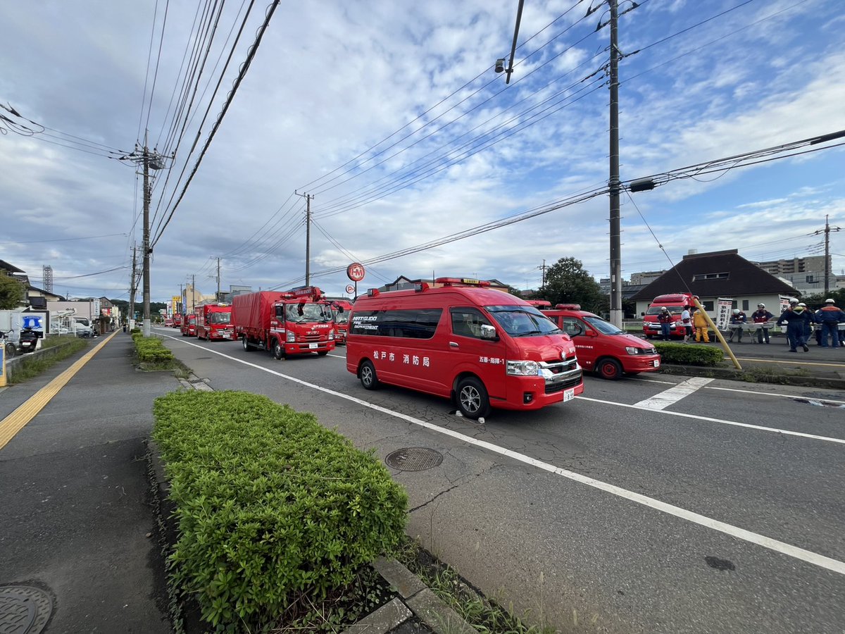 matsudo_shobo's tweet photo. 【千葉県消防広域応援隊】
令和８年台風第２５号により被災した佐倉市へ、千葉県広域消防相互応援協定に基づき、松戸市消防局から４隊１６名を派遣しました。
９月２２日、冠水地域において救命ボート等を活用し、住民の方々の救出活動を実施しました。 https://t.co/RZQEfoRJJK