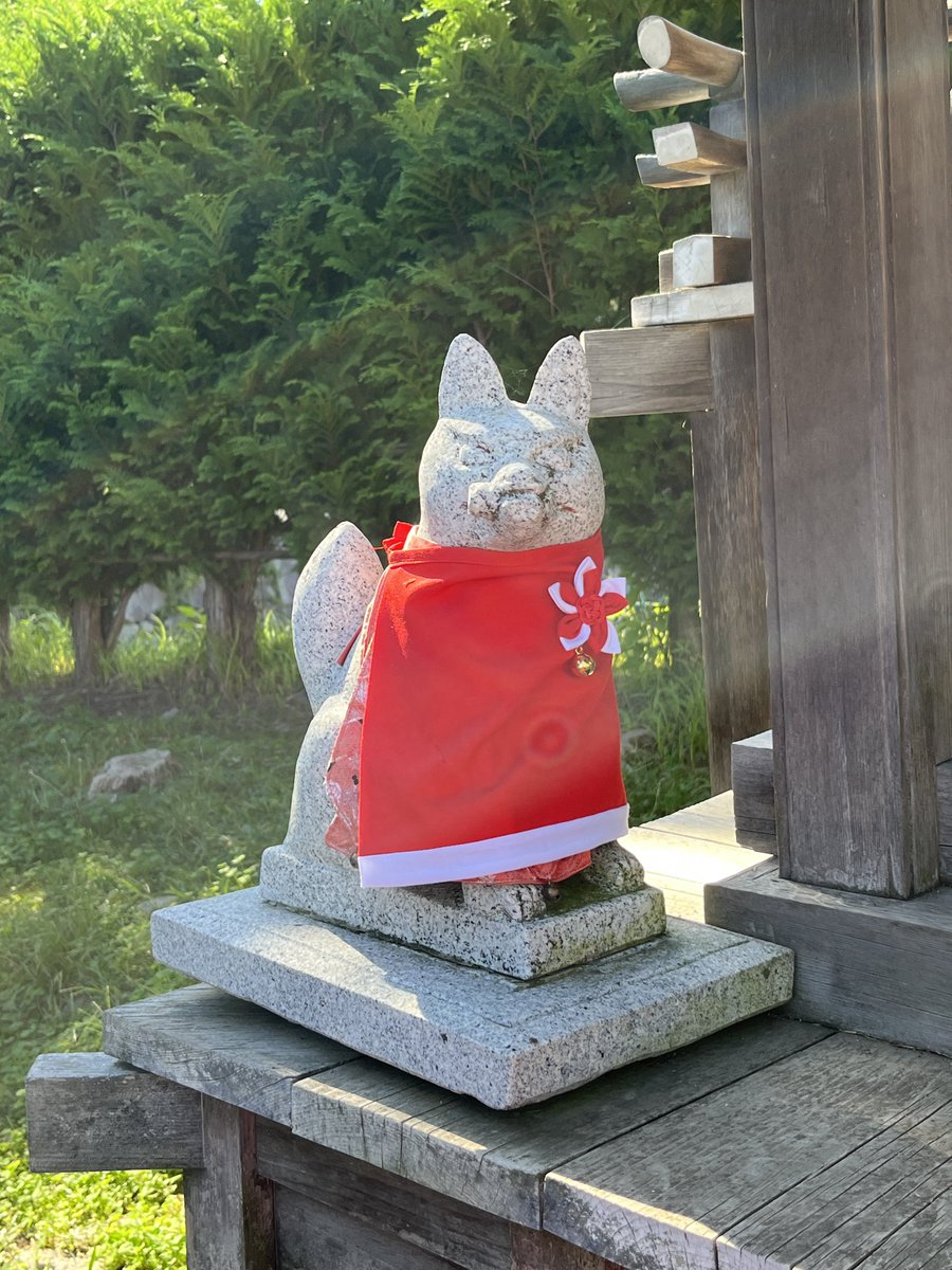 shouryu00's tweet photo. 盛岡市内の稲庭様に鎮座するお狐さま
めんこい前掛けしてもらってた https://t.co/KEXLUGAzN4