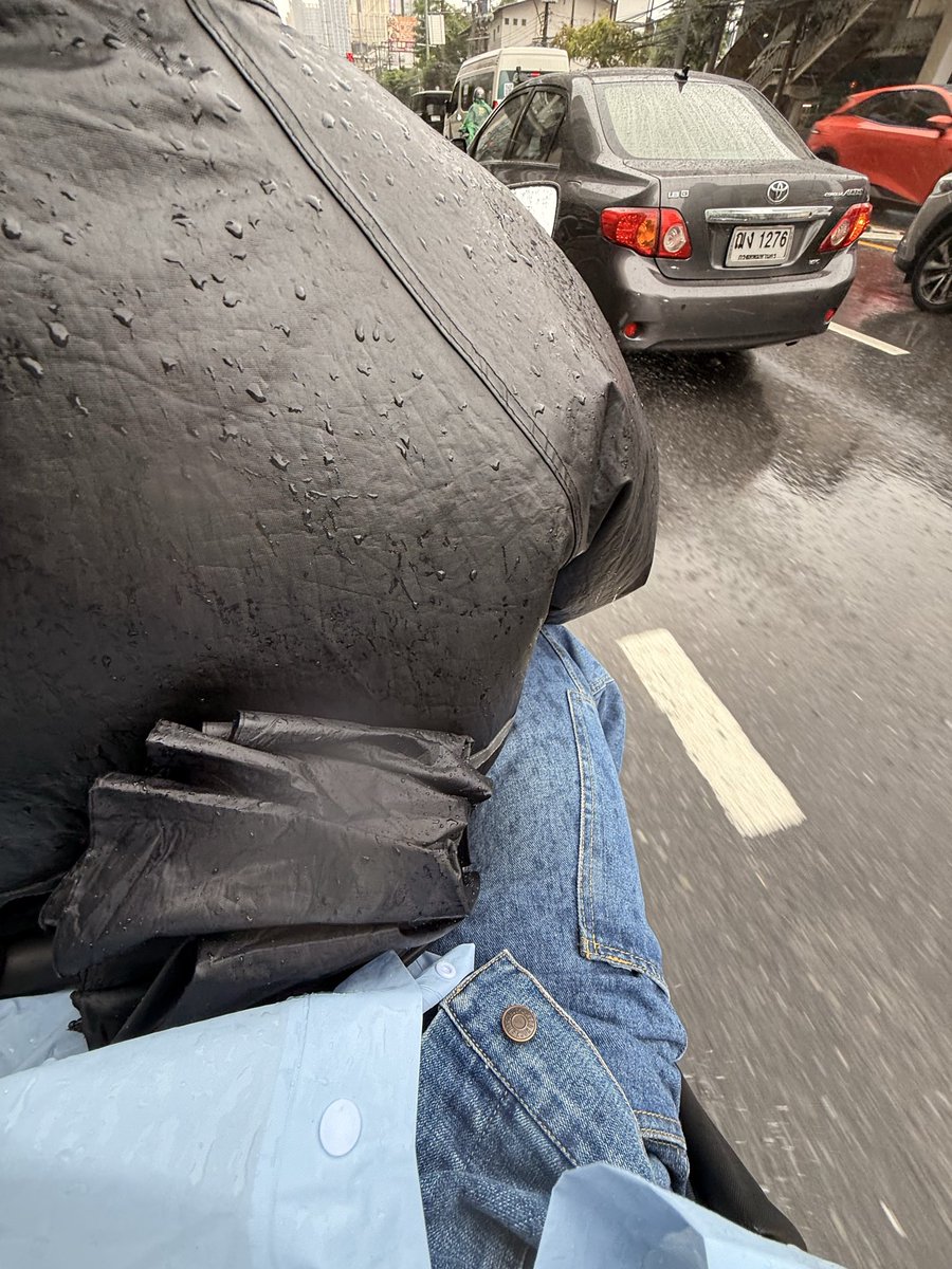 p_putterr's tweet photo. Just left the hotel and it’s raining CRAZY💀 #puttersupakorn https://t.co/Fd4OjiKhf7