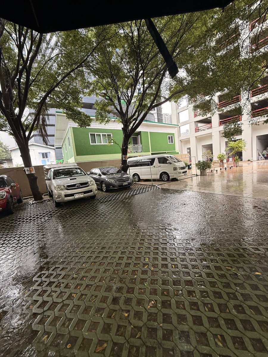 p_putterr's tweet photo. Just left the hotel and it’s raining CRAZY💀 #puttersupakorn https://t.co/Fd4OjiKhf7