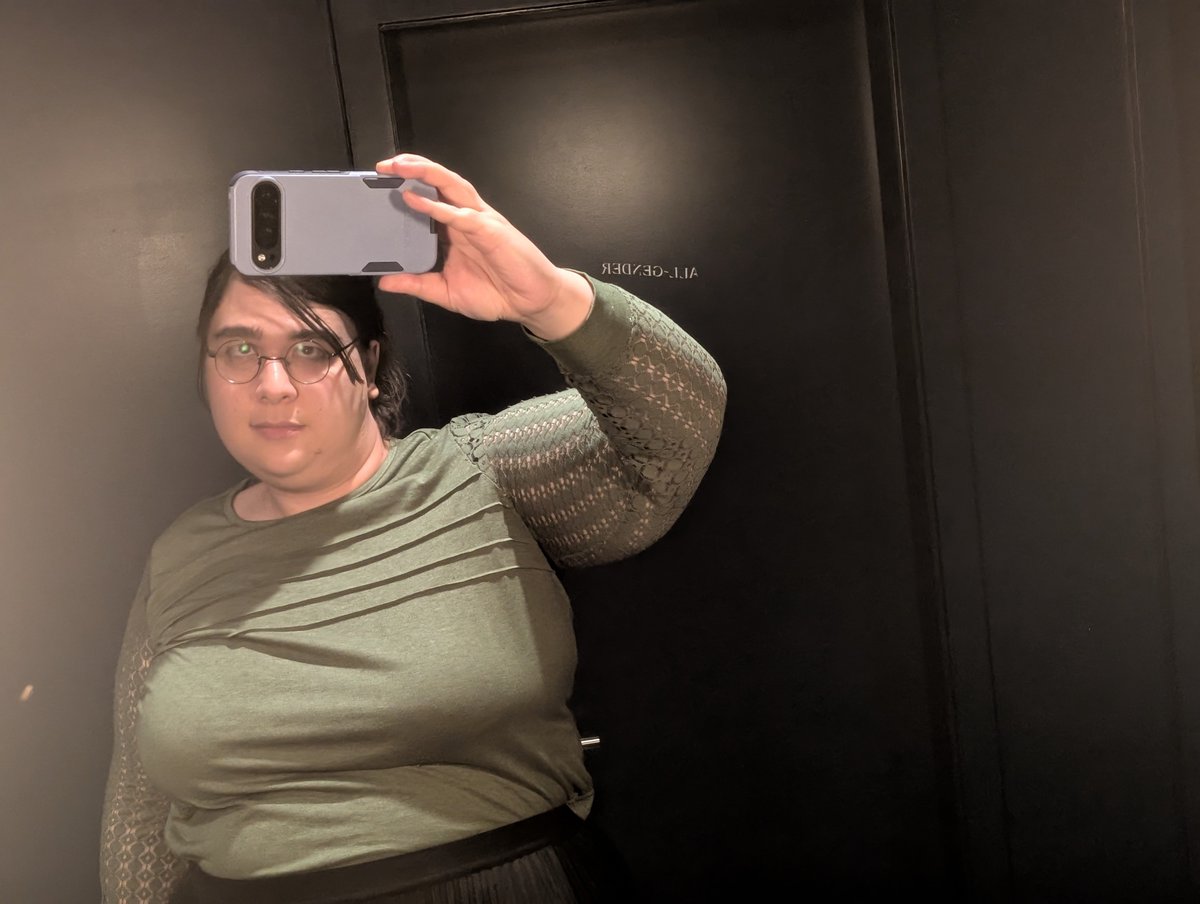 thepicdept's tweet photo. Every guy that doesn't want to fuck me me is a closestedgay/racist/pedophile https://t.co/n1hmyaGftM