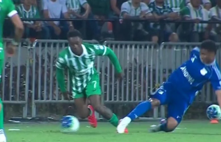 Borda_analista's tweet photo. SARABIA SE SALVÓ DE LA ROJA
Si el VAR llamó a Ulloa por falta de Sarmiento a Ureña  de Millos, también debió llamar por esta entrada similar de Sarabia a Moreno de Nacional, ahí NO midieron igual. En los dos casos los jugadores infractores debieron ser expulsados https://t.co/RAxSMTSHv5