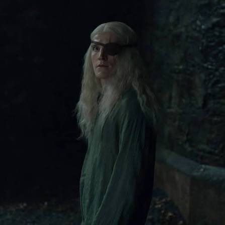 dolornoctis's tweet photo. rose: 

This is his entire vibe, essentially. 
Mostly scared, he pretty much thinks he’ll turn to dust or something if he leaves Harrenhal (think Night At The Museum if you’ve seen it). 

A bit pathetic ~ all the guests are scared of him and he thinks they’re going to hurt him. https://t.co/MLE61r7Pmt