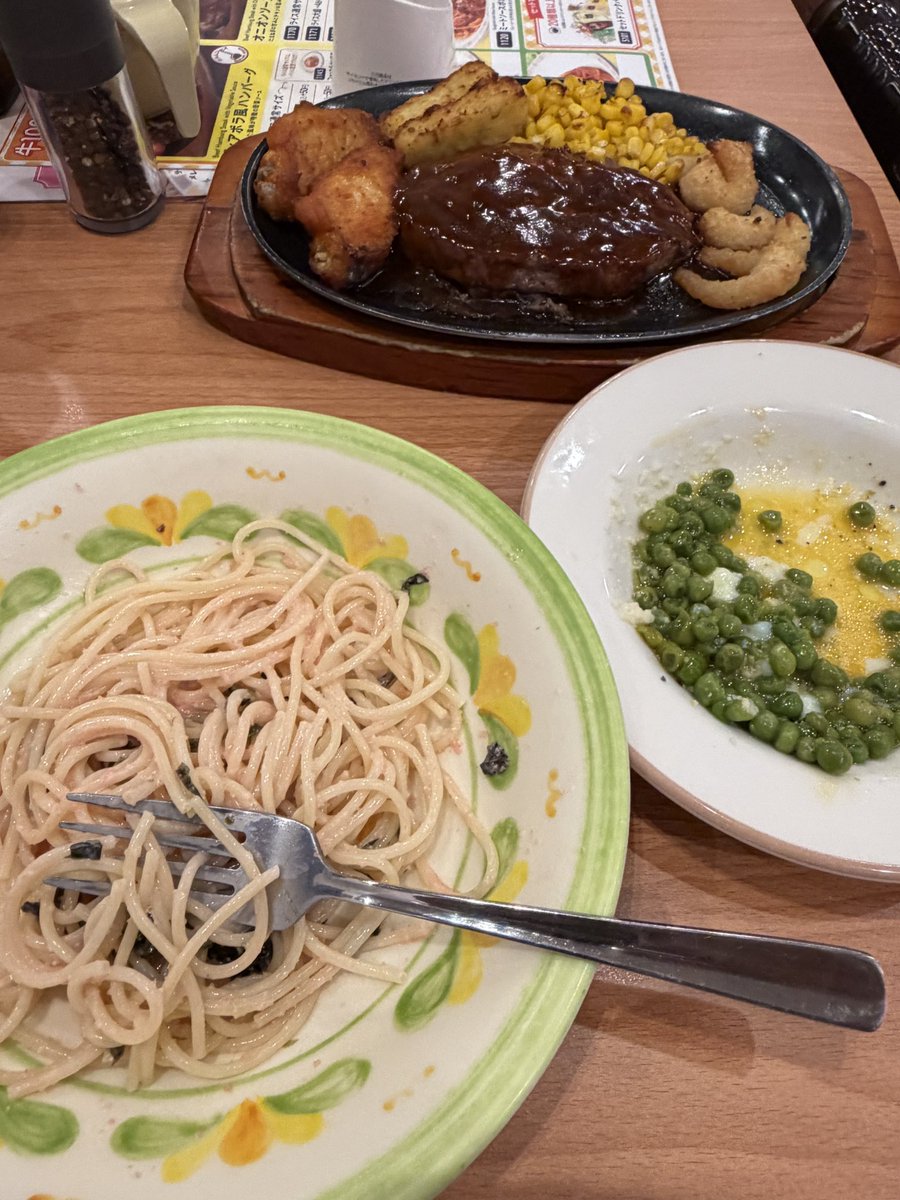 orega2929's tweet photo. 病院の定期受診の帰り

久しぶりにサイゼに行く。
安く欲張って注文するも、結構な量に気づく。
やはり良店だなぁ。
帰りは徒歩で散歩しながら帰ろうと。 https://t.co/5oBladtC6V