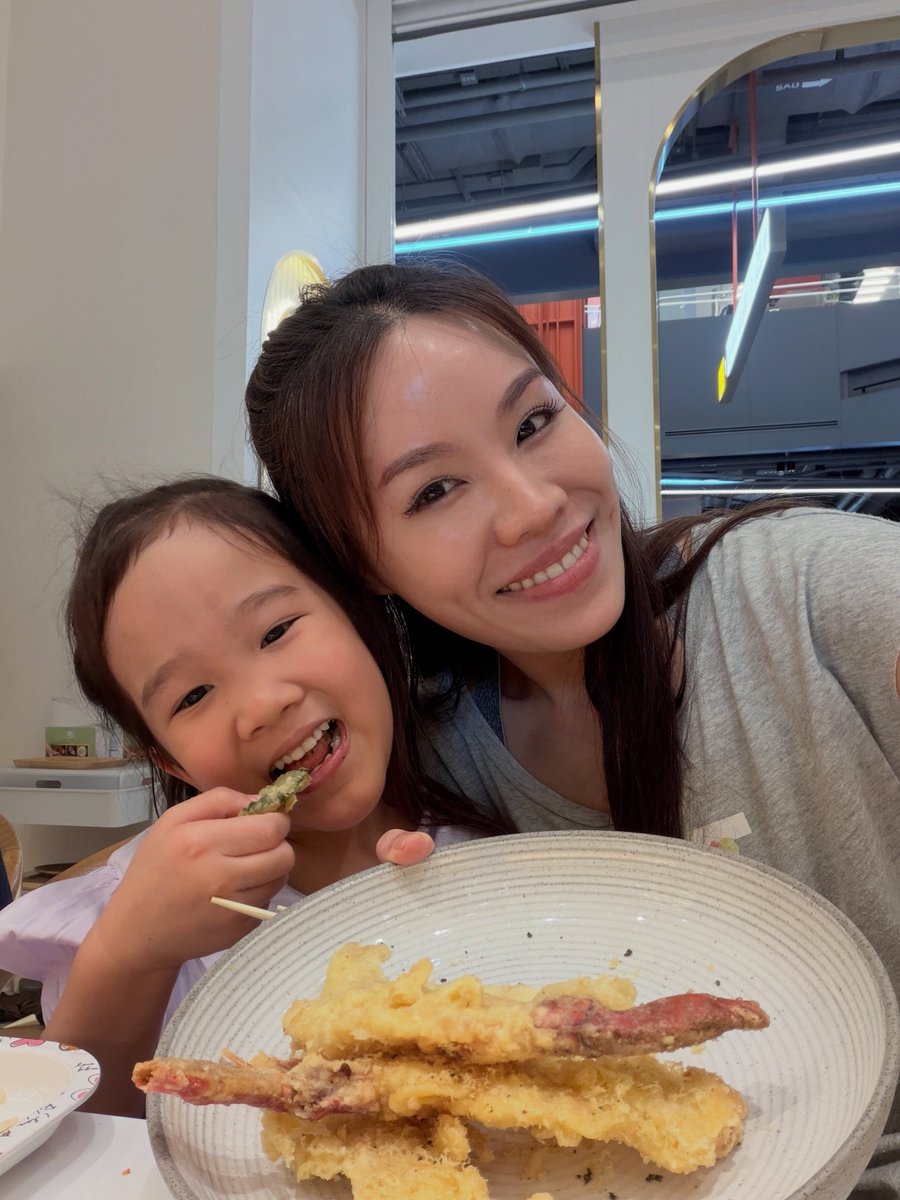 IrvingFaletti's tweet photo. For now, I’m keeping some distance from the little one. Today, she came to work with Mommy and played sushi chef, happily enjoying her food. As for me, I’m a mother of two who can’t take time off. Balancing work, family, and myself is essential. https://t.co/2PTtaoIPui