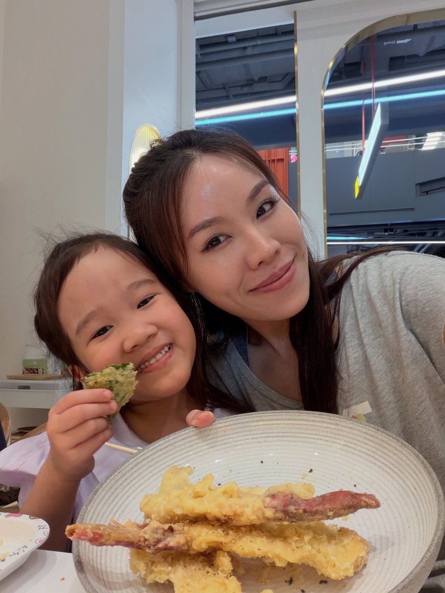IrvingFaletti's tweet photo. For now, I’m keeping some distance from the little one. Today, she came to work with Mommy and played sushi chef, happily enjoying her food. As for me, I’m a mother of two who can’t take time off. Balancing work, family, and myself is essential. https://t.co/2PTtaoIPui
