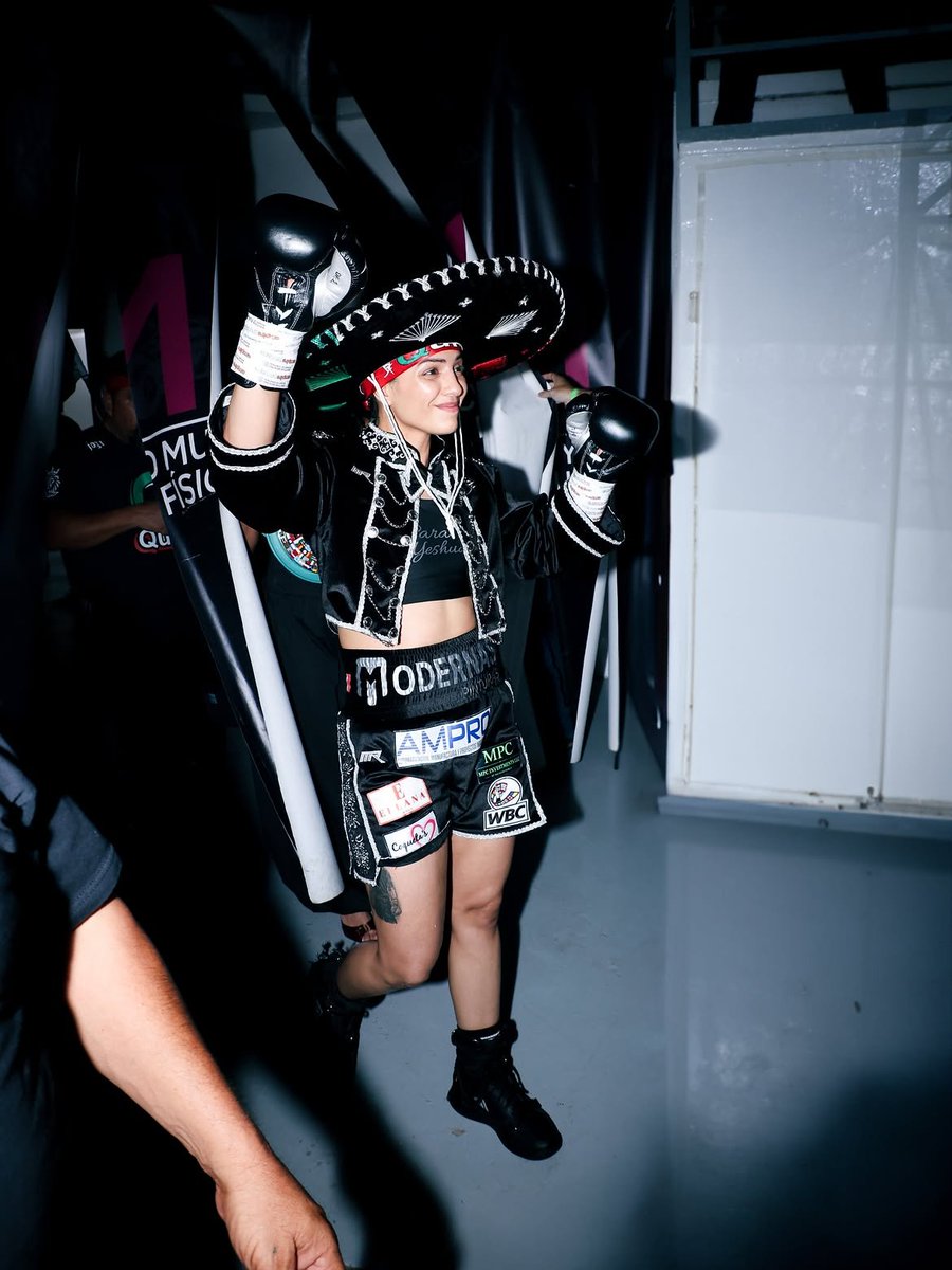 Mexicocampeon1's tweet photo. ¡Diana "La Bonita" Fernández se corona campeona mundial! 🇲🇽🥊 La boxeadora mexicana venció por decisión unánime en 10 rounds a la francesa Clothilde del Ben, conquistando el título interino de peso súper mosca del CMB. 🔥👑 #Boxeo #OrgulloMexicano #MexicanosCampeones #Mexico https://t.co/P45ZkJZfd1