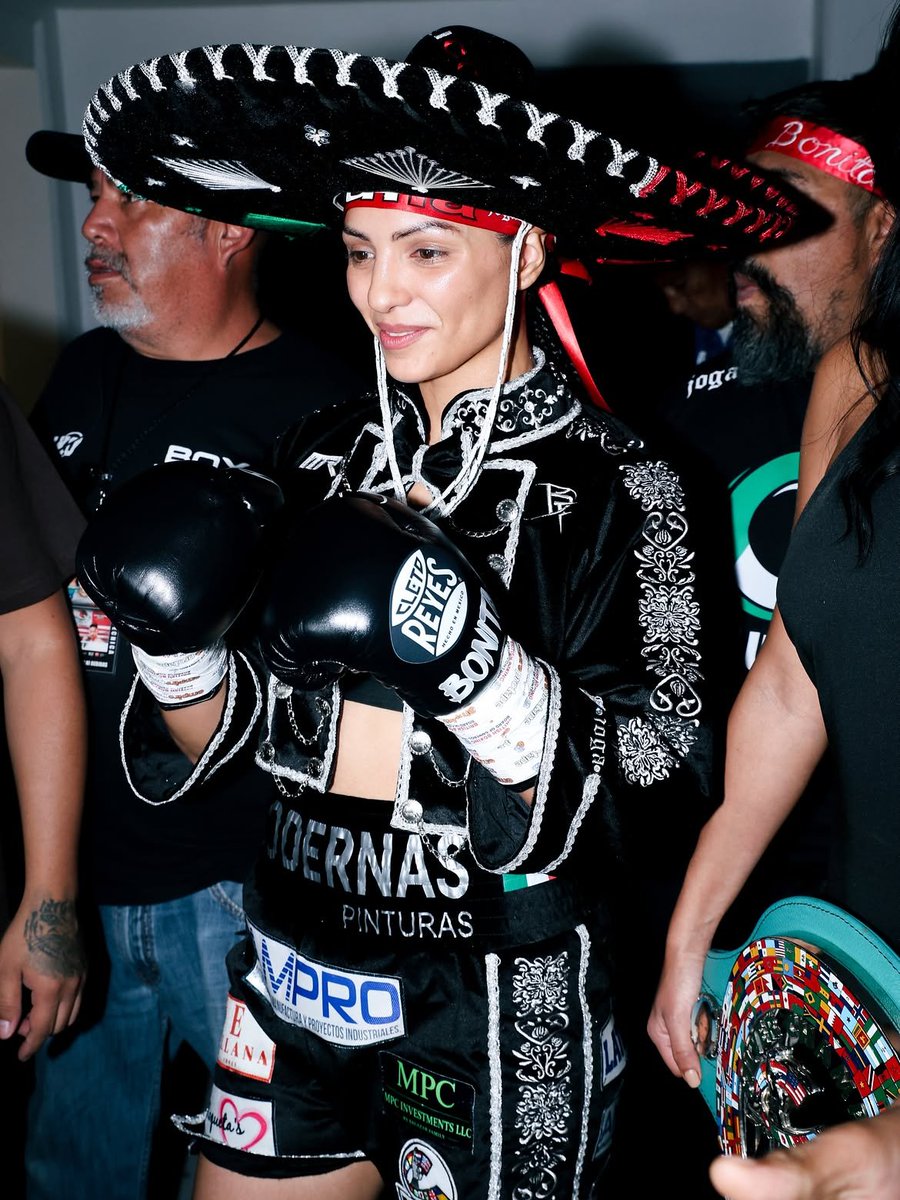 Mexicocampeon1's tweet photo. ¡Diana "La Bonita" Fernández se corona campeona mundial! 🇲🇽🥊 La boxeadora mexicana venció por decisión unánime en 10 rounds a la francesa Clothilde del Ben, conquistando el título interino de peso súper mosca del CMB. 🔥👑 #Boxeo #OrgulloMexicano #MexicanosCampeones #Mexico https://t.co/P45ZkJZfd1