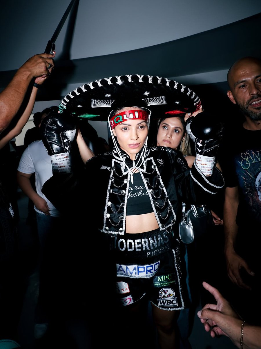 Mexicocampeon1's tweet photo. ¡Diana "La Bonita" Fernández se corona campeona mundial! 🇲🇽🥊 La boxeadora mexicana venció por decisión unánime en 10 rounds a la francesa Clothilde del Ben, conquistando el título interino de peso súper mosca del CMB. 🔥👑 #Boxeo #OrgulloMexicano #MexicanosCampeones #Mexico https://t.co/P45ZkJZfd1