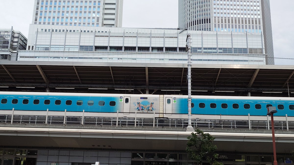 Soitwi's tweet photo. ディズニー新幹線🚄 https://t.co/rH0kjHjv4a