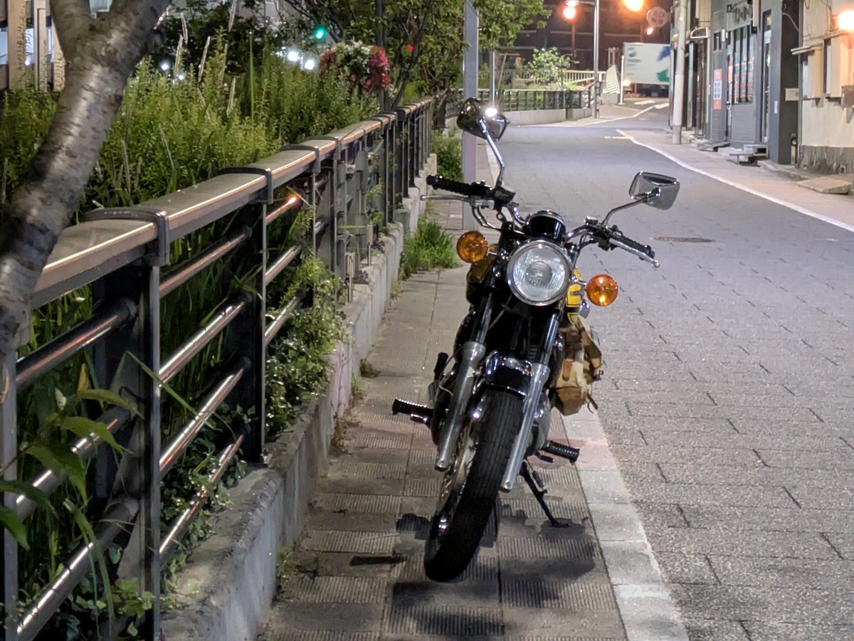 hamano19950102's tweet photo. 今週末、26日と27日は歌います。

26日(土)は阿佐ヶ谷にて開催されます
「ロンリー・ストリート・マジック」
にてオイルシティというお店で17:30より。
27日(日)は新八柱駅が最寄り、
SUNLIT BURGERにて19:05より。

両日ともにバイクで向かいたかったのですが両日とも空は怪しい色づき。
しっとりと。 https://t.co/3llTm0bWO7