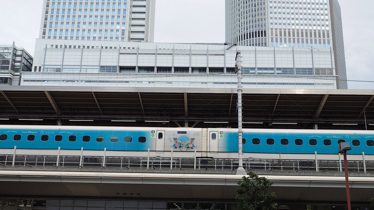 Soitwi's tweet photo. ディズニー新幹線🚄 https://t.co/rH0kjHjv4a