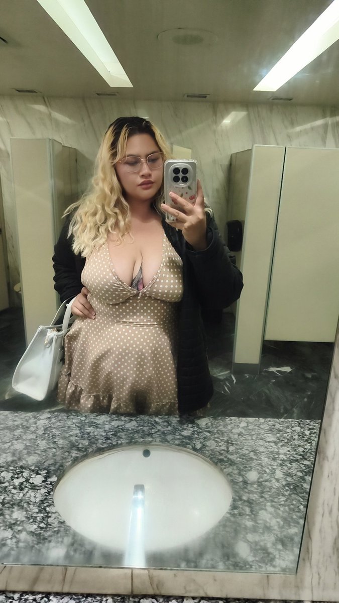 MillyandSissy10's tweet photo. Admito que me muero de ganas por vivir esto ya🥵

Por fin ya he vestido a mi cornudo algunas veces para que se vaya acostumbrando a ser una #sissy 😜

Pero ya quiero un macho que me use como el quiera enfrente de mi cornudo🤤

#hotwife #MiercolesDeMorboYProvocación #BBW #Gorda https://t.co/BHCZq8Ww2f