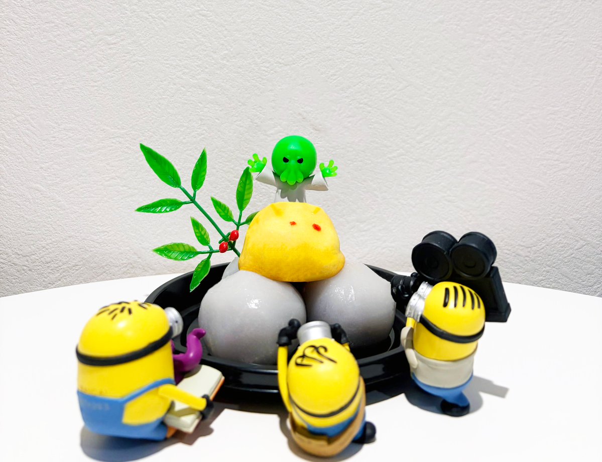 minion_fanclub's tweet photo. ⸜⸜#十五夜 はみんなでお月見⸝⸝
⭒₊ ⊹🌕₊⊹⭒
⠀
ミニオンズはお団子を食べられるのか…！？🍡╭⊙ ╮
⠀
#ミニオンズアンドモンスターズ
まだまだ大ヒット上映中🎬
⠀
🍿劇場一覧はこちら
https://t.co/rVP2KiUPKD
⠀
『ミニオンズ＆モンスターズ』ミニフィギュア／提供：株式会社バンダイ https://t.co/ogHSfJ9gTO