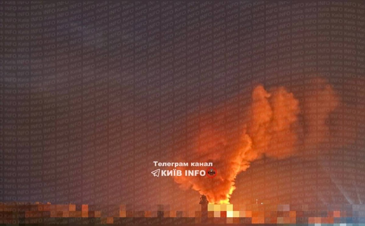 Zagonel85's tweet photo. Ukrainian logistics are burning in Kiev tonight https://t.co/cFu7A1GFje