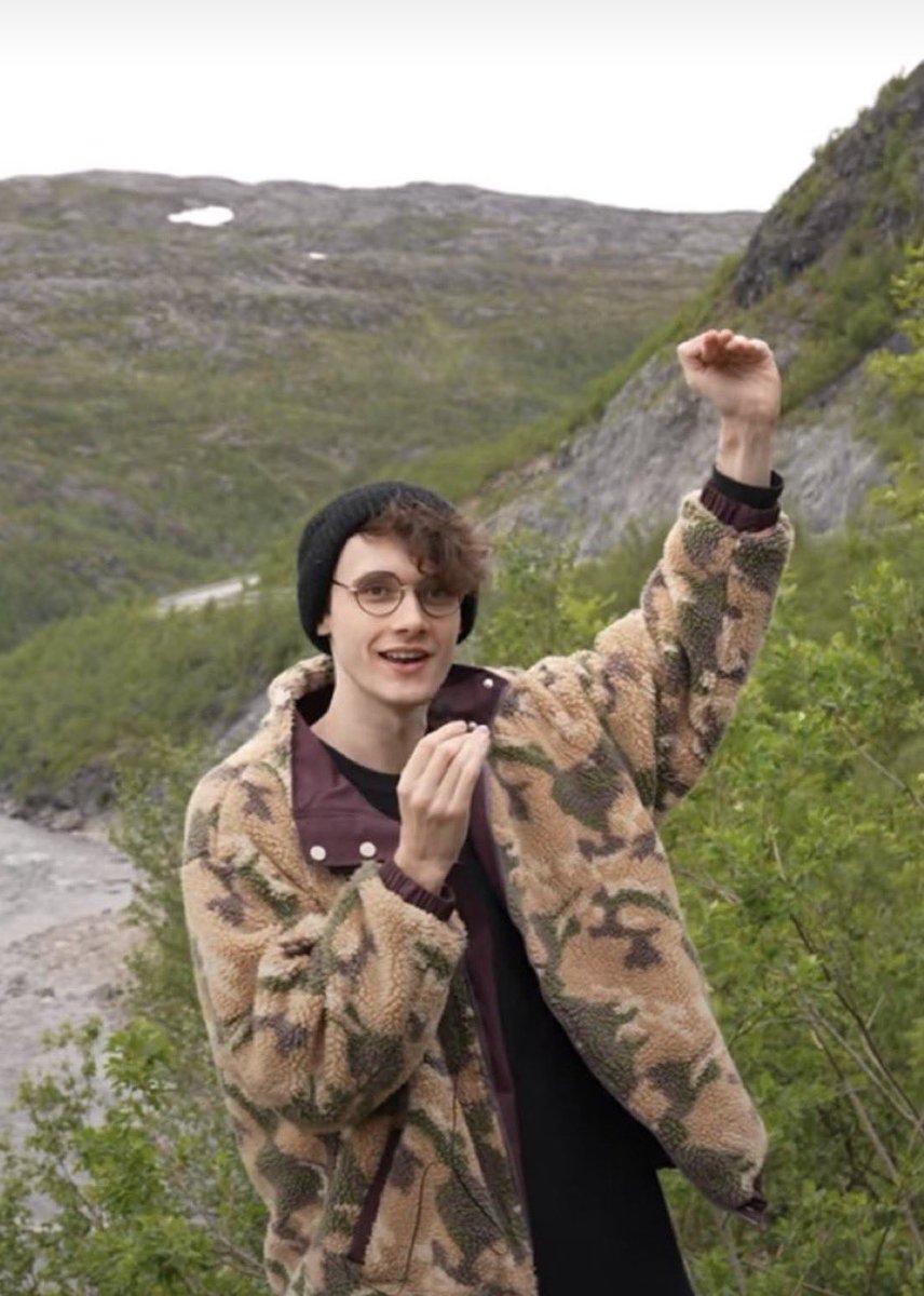JoeKeerybur's tweet photo. Put your hand down boy, you look ugly https://t.co/rpXLeKH02t