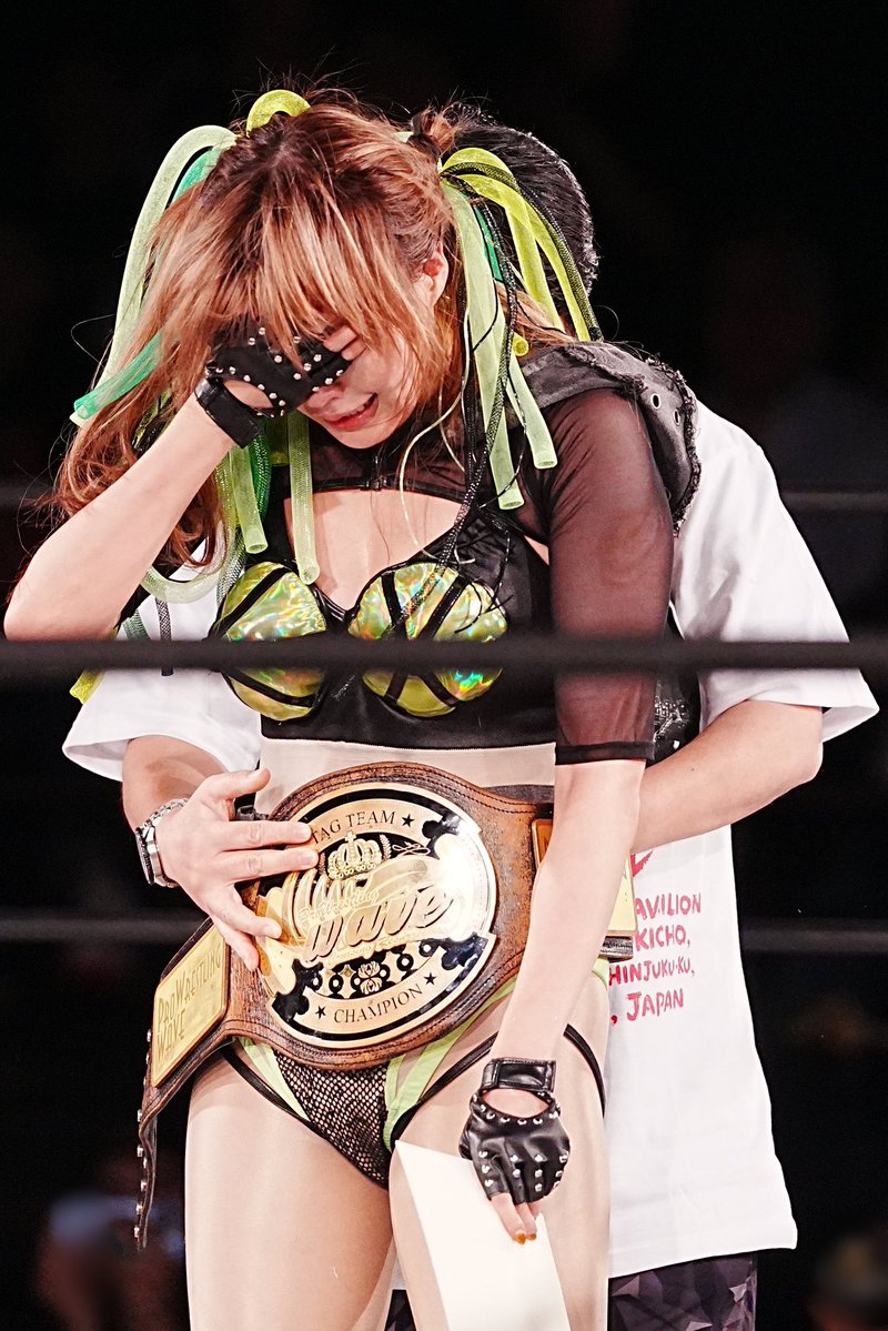 SMR_sptmber_luv's tweet photo. #wavepro でデビューして、来月で丸13年。
約10年前に退団し、今となってはキャリアの半分以上をフリーとして過ごしている。

当時は、二度とWAVEの敷居は跨がないと思ってた。
何もツテがない状態で古巣を飛び出して、
それは若さ故の衝動にも思えるけど、
このまま消えるわけにもいかないと思い、
なんとかプロレス界にしがみついてきた。

それでもいくら虚勢を張ろうと、やっぱり故郷への想いは消えなくて。
ずっとリングの下から、
先輩達がベルトを賭けて闘う様子を
ただ眺めるだけだった若手時代。

「いつかは私も…」と思ってたけど、言葉にすることは出来なかった。
お前ごときが戯言を、と思われるのが怖くて。
その気持ちが成仏することはないまま、時間だけが過ぎてしまった。
それはある意味 呪いに近いようなものだった。

あの頃、綺麗な革地の上で輝いていたベルトは、
ようやく私の手に回ってきた頃にはもうシワだらけで。
あれから13歳も歳取れば、ベルトも私も、そりゃシワが増えるよな…なんて思ったり。

長らく遠回りをして参りましたが、
昨日ようやく、

WAVEのベルトを巻きました。