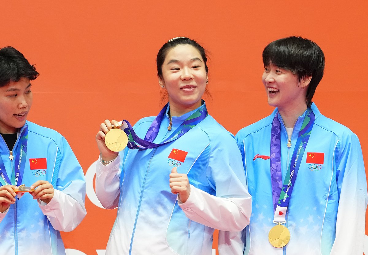 CGTNSportsScene's tweet photo. Full moon, gold medal &amp; a smile that says it all.
🥮🥇🏸🥰

🇨🇳Jia Yifan holds it up &amp; Chen Yufei smiles - 12 years later, #TeamChina reclaims the #AsianGames women's #badminton title.

Happy Mid-Autumn. The best is still ahead.🥹

#AichiNagoya2026 #MidAutumnFestival https://t.co/IoUEpVaAhY
