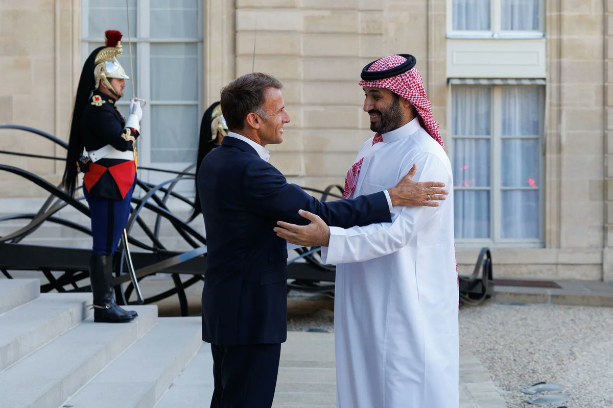 abonn1410's tweet photo. حليف ولا بائع سلاح؟
هذا السؤال طرحته في حلقة قبل أكثر من ثلاث شهور
واليوم صار عندنا جزء من الجواب
خلني أرجعك شوي
العلاقة عمرها مية سنة
فرنسا اعترفت بحكم الملك عبدالعزيز على الحجاز ونجد سنة 1926
وفي 1967 التقى الملك فيصل بديغول، وجمعهم شي واحد: استقلال القرار
وفي 1990 وقف جنود فرنسيين على أرض المملكة ضمن تحالف تحرير الكويت
يعني العلاقة لها سجل ميداني، مو بس صفقات
بس في أزمة 2026 قلت لك في الحلقة
إن الحضور الفرنسي انحصر في حماية قواعدها في الإمارات
والسعودية تصدت للخطر بقواتها الوطنية
وختمت بسؤال: وش تسوي فرنسا يوم الخطر يقرب منا؟
وتعال شوف وش صار بعدها

في أغسطس ولي العهد زار باريس
وترأس مع ماكرون أول اجتماع لمجلس الشراكة الاستراتيجية
واعتمدوا إعلان لتعزيز التعاون الدفاعي في التسليح والتدريب
وفرنسا أعلنت تضامنها الكامل مع المملكة ورفضها أي اعتداء على أراضيها
كلام جميل؟ صح
بس الكلام يظل كلام لين تجي الأزمة
وبعد أقل من شهر جات
المسيّرات ضربت خط شرق غرب
وماكرون أعلن إن فرنسا بترسل جنود ورادارات ودفاع جوي لحماية ينبع
يعني اللي انكتب في باريس صار على الأرض في ينبع
طيب حليف ولا بائع سلاح؟
الجواب الدقيق: حليف بحدود
فرنسا ما تحل مكان أحد
بس هي ورقة تمنع أي طرف يحتكر خيارات المملكة
والاختبار الثاني اللي قلته في الحلقة للحين ما انحسم
نقل التقنية والتصنيع داخل المملكة
الزبدة
فرنسا دخلت اختبار الأزمة وحطت شي على الطاولة
وباقي عليها اختبار المصنع
والحلقة كاملة في أول رد
