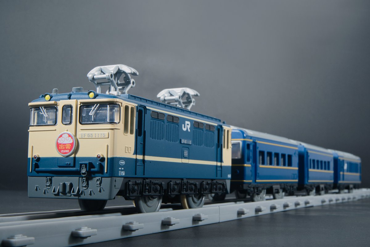RM_MODELS_neko's tweet photo. 廃止から20年経った今年。EF65 1000番代牽引のブルートレインの「出雲」がプラレール リアルクラスから新登場！明日9月26日から発売予定です。

一足早くチェック！懐かしのEF65 1000番代牽引の姿 プラレールリアルクラスに「寝台特急 出雲」新登場！ - 鉄道ホビダス https://t.co/8HUKR1cud9 https://t.co/5kJqFLRbj0