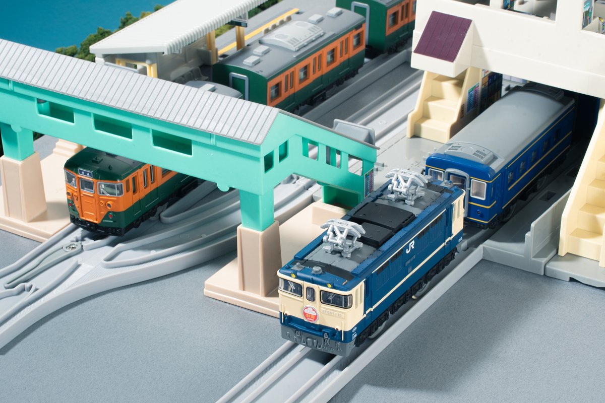 RM_MODELS_neko's tweet photo. 廃止から20年経った今年。EF65 1000番代牽引のブルートレインの「出雲」がプラレール リアルクラスから新登場！明日9月26日から発売予定です。

一足早くチェック！懐かしのEF65 1000番代牽引の姿 プラレールリアルクラスに「寝台特急 出雲」新登場！ - 鉄道ホビダス https://t.co/8HUKR1cud9 https://t.co/5kJqFLRbj0