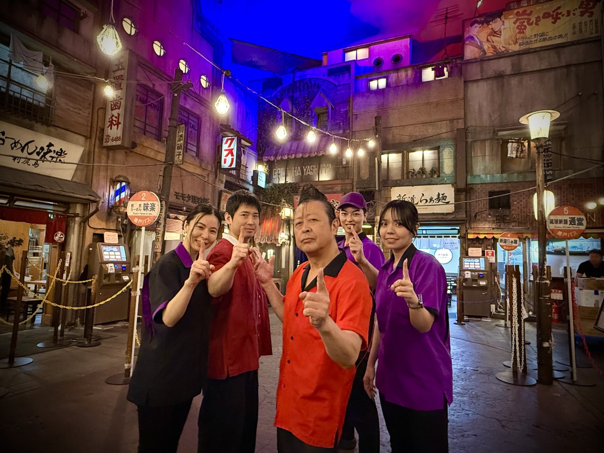 ramenmuseum's tweet photo. 本日、ロックンスリーはおかげさまで、
新横浜ラーメン博物館への出店1周年を迎えました。

本日は1周年を記念した特別ラーメンを提供しておりますが、朝から大変多くのお客様にお越しいただき、心より感謝申し上げます。
https://t.co/LMyON6dF0x

そして本日、嶋﨑さんが着用しているボウリングシャツにも、実は1周年ならではの意味が。

ロックンロール・ワン時代の「赤」のシャツで、
節目の一日を迎えています。

この1年間、足を運んでくださった皆さま、
本当にありがとうございます。

2年目のロックンスリーも、
どうぞよろしくお願いいたします。

#ラーメン博物館 #ラー博
#ロックンスリー #ロックンロールワン
#嶋﨑順一