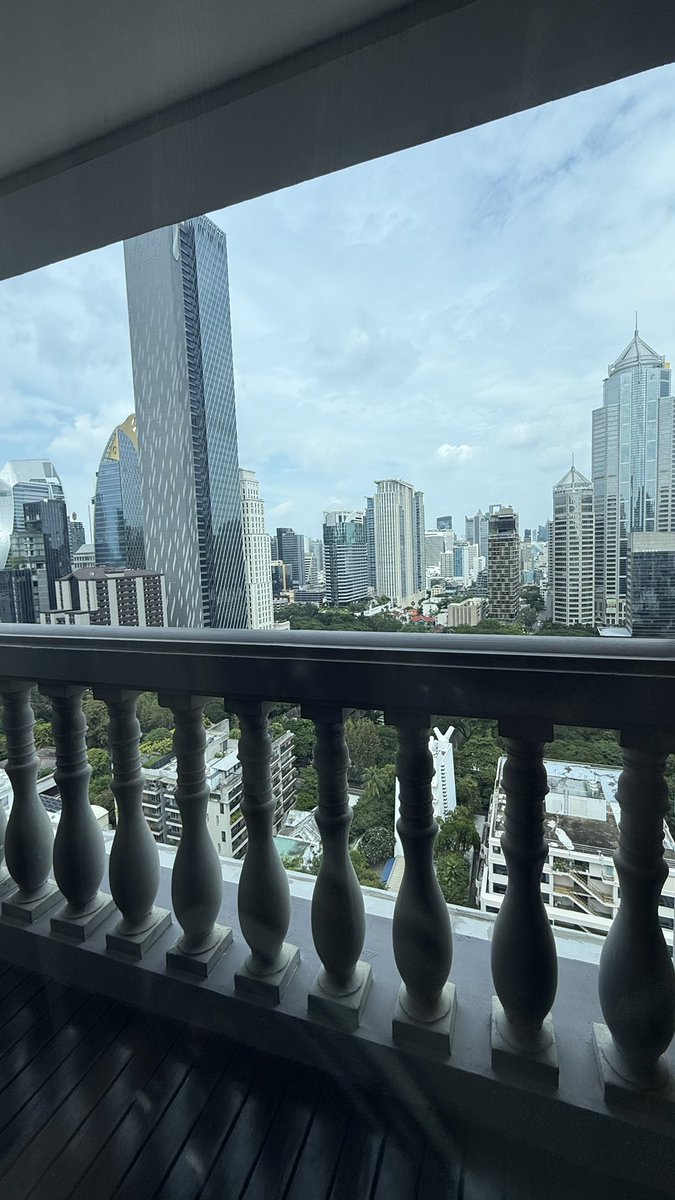 hojoraichi's tweet photo. 最近、朝ふと目覚めたときに「タイにいる」って錯覚するんだけど、私、大丈夫かな？笑 https://t.co/YwcIkz0sud
