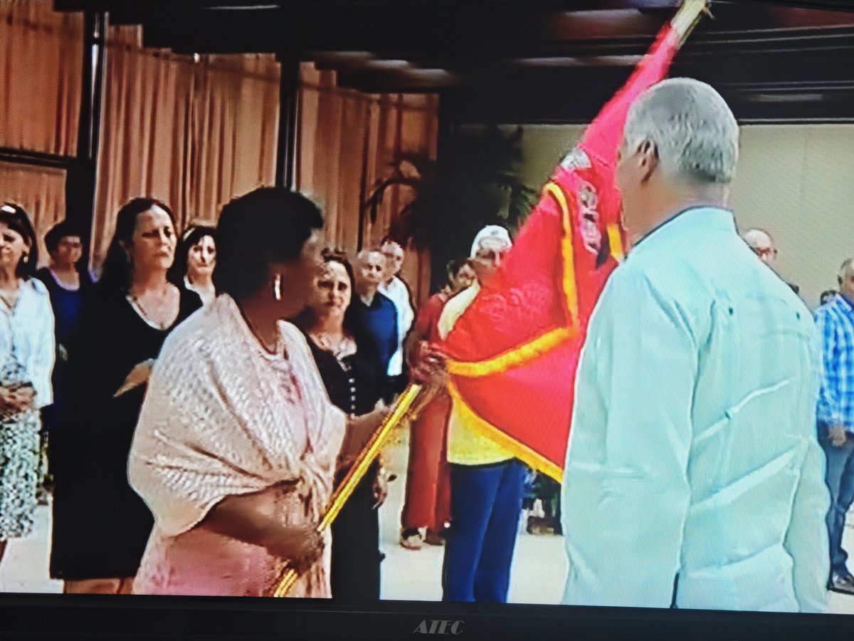 MarisolFFerrer's tweet photo. Recibe la Zona 85 de San José de las Lajas en #Mayabeque de manos de nuestro Primer Secretario @DiazCanelB la bandera 28 de septiembre de los CDR . Felicidades #LaPatriaSeDefiende https://t.co/SqYcL6pnHv