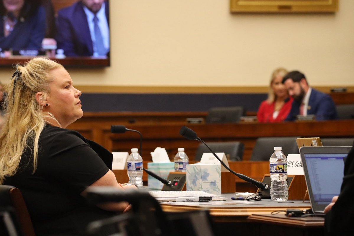 RealKaroline_1's tweet photo. 🕊️ Sheridan Gorman, an 18-year-old American, was tragically killed in a case involving an undocumented immigrant.

A symbolic gesture on Capitol Hill honors her memory and the family left behind.

May God bless Sheridan’s loved ones and all Angel Families. 🇺🇸 https://t.co/qACu7tMDPW