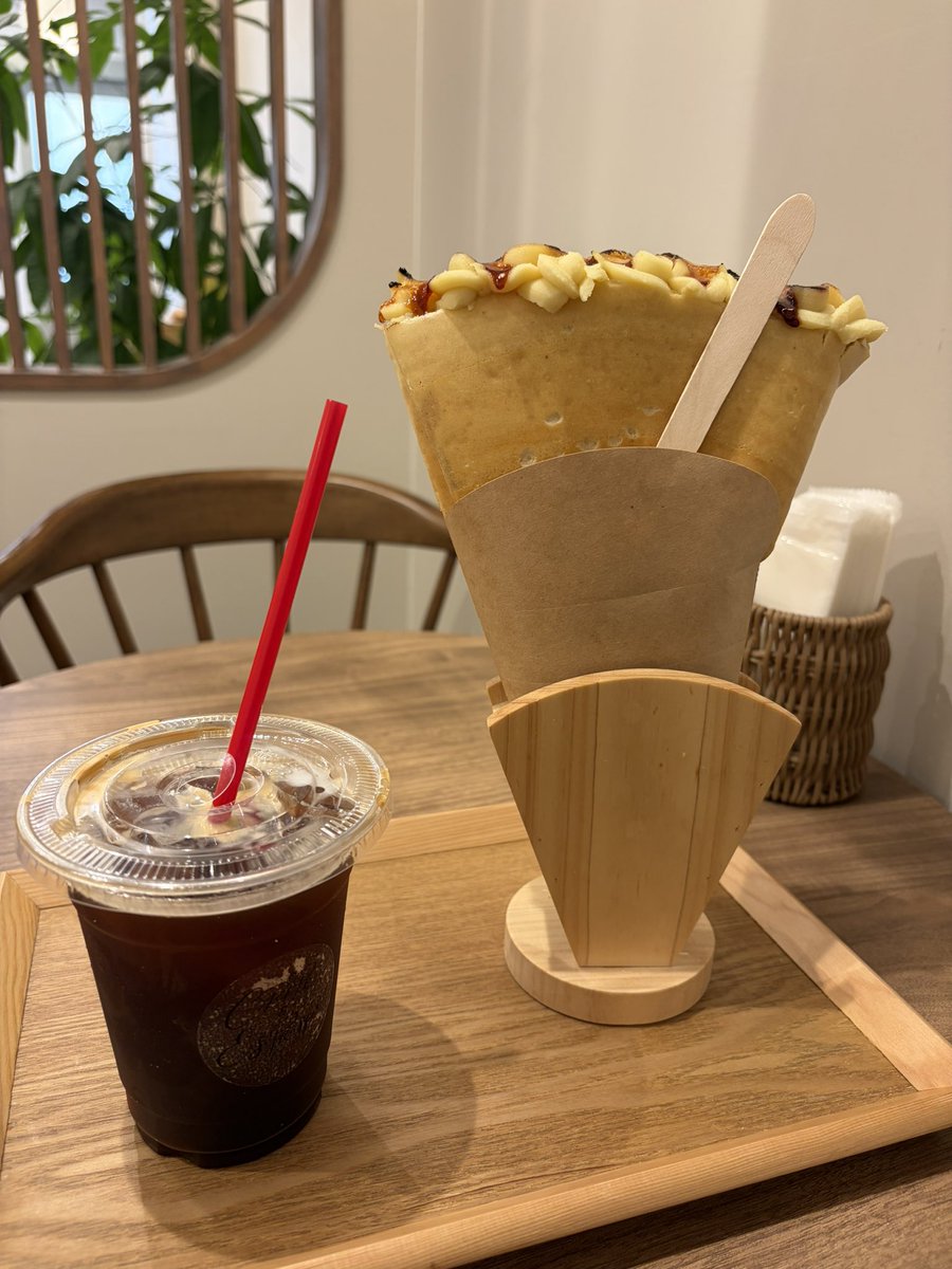 Kombo_271's tweet photo. クレープとエスプレッソと鴨川沿いさん、対あり
パリッとしたクレープ初めて食べたけどこりゃたまらない https://t.co/mQgjxVixJh