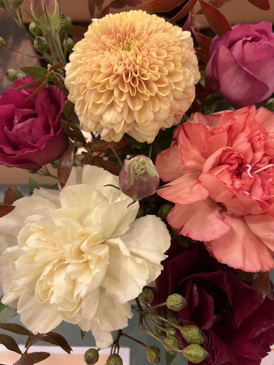 AiMeso's tweet photo. 月イチ心療内科

黄色い💛薔薇？が綺麗✨️
全体的に秋色🍁🍂

手が震えて(症状)字が書きにくい
震えなくても字が思うように書けなくなるのは、鬱の症状なんだけど

今月もまあまあ早めに来られた！
調子は悪くはないけど、良くはない
ま、ある意味いつも通り🤣 https://t.co/CUAhS89GHA