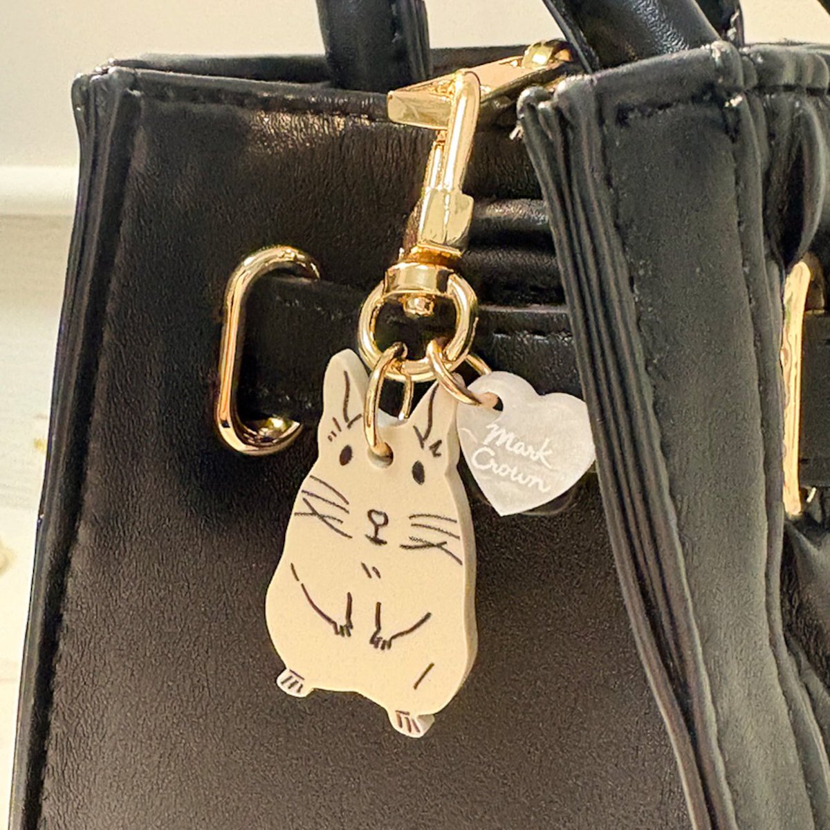 Chinchilla_Mark's tweet photo. かなーり真剣に悩んでいることがあるので書かせてください🥺

マルクラは元々チンチラグッズで始めたので、チンチラグッズはデグーグッズの3〜5倍くらいの人気なんです。

でも、アンケートやSNSだと圧倒的に「デグーグッズを増やしてほしい」というお声をいただきます💭

でも、デグーグッズを出すと思ったほどの反応をいただけないことも度々あります。

これは、いろいろ原因があると思っていて
①価格(低価格のグッズが人気で、高額なものはあまり勢いがない)
②絵柄(気に入った絵柄が見つからなかったのかな？と思います)
③グッズの種類(キーホルダー系は人気)
④マルクラの知名度がまだまだ足りない(チンチラファンにしか知られてない)

ぬいぐるみを増やしてほしいというお声を度々いただくのですが、
ぬいぐるみは100体ほど作ったら、それがすぐに売り切れていくくらいの勢いがないと他の色が作れません🙇‍♀️

何より私の資金力不足です。。😱

価格は、個人でオリジナルで作っているので
市販の大量生産品の低価格は実現することができません😣
(製造原価の時点で、市販品の販売価格を超えています)

そういうどうすることもできない点は置いておいて、、、！😳😳

なんだか私はまだデグー好きさんが真にほしいものを100%理解できていないのかなと思っています！

そして、デグー好きさんたちもまだ想像したことのない、とってもかわいいものを作っていく必要があると思います😌

(今回のキーチャームは反応が良かった気がします♡)

もう少しリサーチしなきゃいけないので、どんなデグーグッズがあれば嬉しいのか知りたいです。

私の力では実現できないことが多いのですが、
価格や絵柄、グッズの種類など
コメントでもLINEでもDMでもBASEのアンケートでも、、
今日じゃなくてもいいです。いつでも教えてくださいね💌