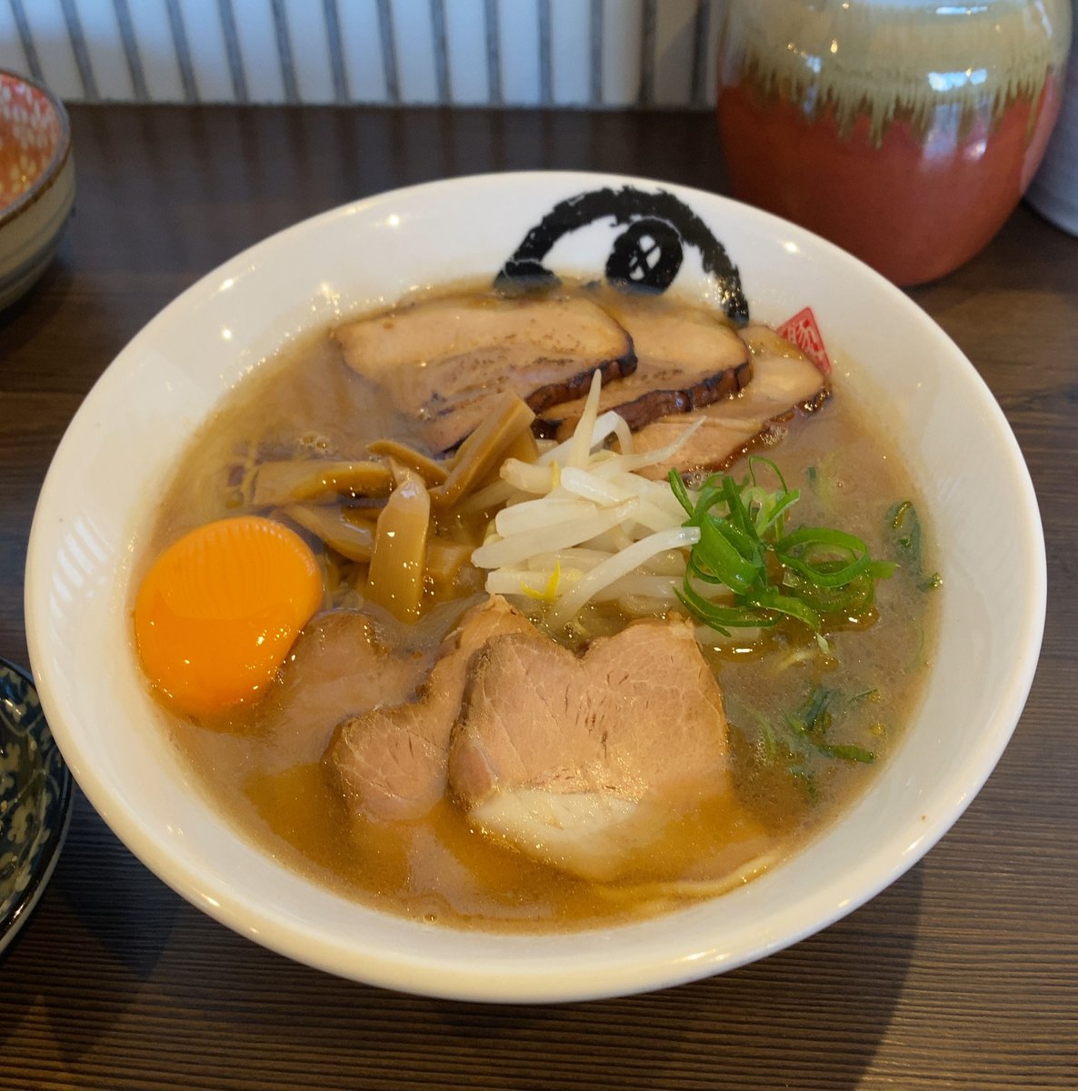 TOKUSHIMAX777's tweet photo. 【徳島県ラーメン大図鑑：No:007】
『中華そば 村田商店』さんの中華そばチャーシュー入
めし、生卵
徳島県板野郡松茂町中喜来字牛飼野西ノ越14-1

M-1グランプリ 2017年王者 とろサーモン 
村田さんの兄が営むお店です🍜
シャキっと麺に上品かつコクのあるスープで
バランスの良い中華そばで美味し✨ https://t.co/p2MsMpzbgp