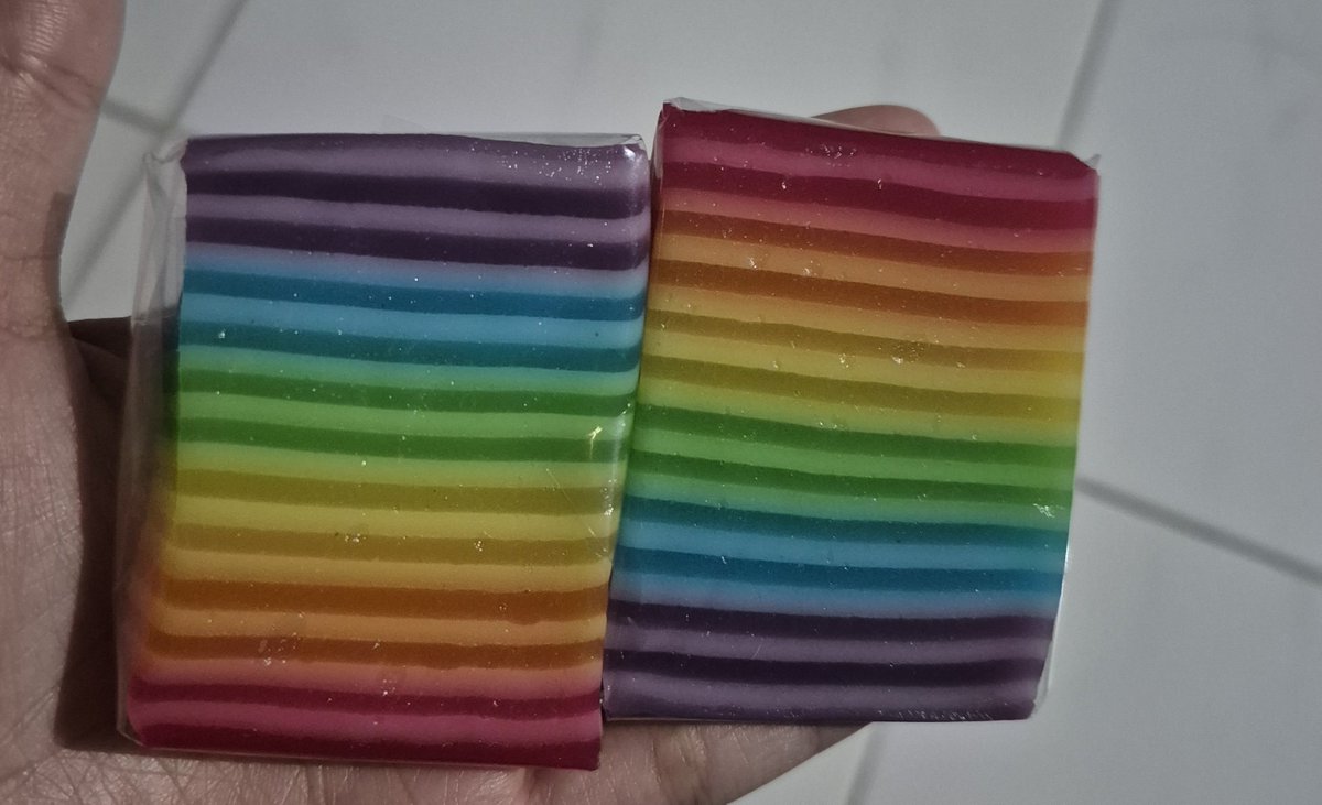 tigawindu's tweet photo. sarapan lapis lgbt https://t.co/CMbXKtb1Gb