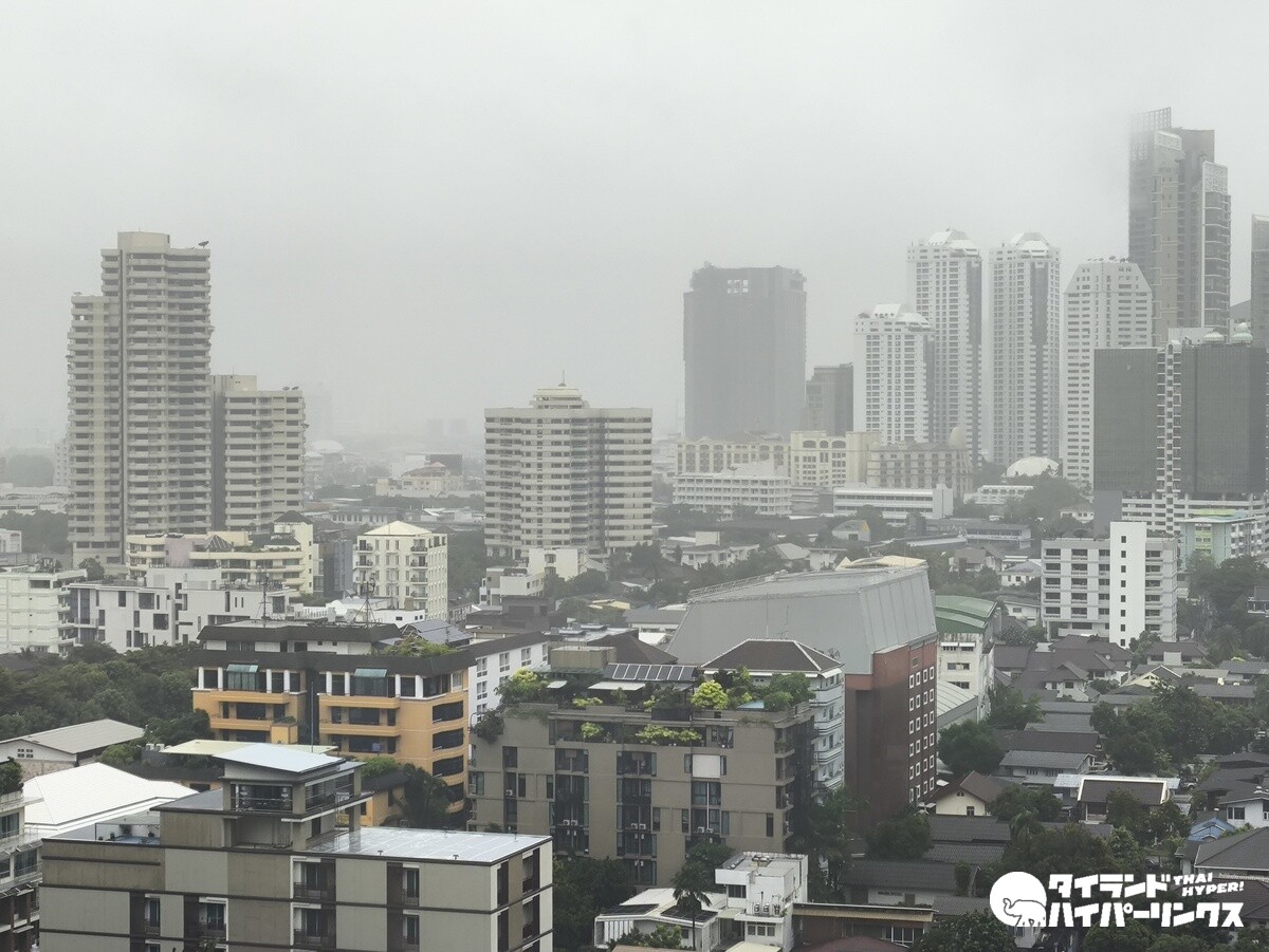ThaiHyper's tweet photo. バンコクは朝から雨、まるで梅雨のよう 

バンコクは2026年9月25日、朝からずっと雨が降っています。タイの雨といえば、ザーッと激しく降って、しばらくすると晴れるというイメージですが、今日はちょっと違います。朝から梅雨のような雨が続き、空もずっとどんよりしています。
https://t.co/Z3e5BOw8eJ