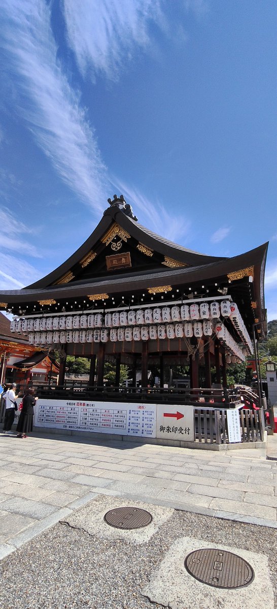 Premium_Kyoto's tweet photo. Clear skies and warm weather in Kyoto today! Wearing long sleeves was a mistake.🧥 Guiding a tour near Kiyomizu-dera this afternoon!🙌#Kyoto #Kiyomizudera #KyotoTravel https://t.co/iUbnmnqKWE