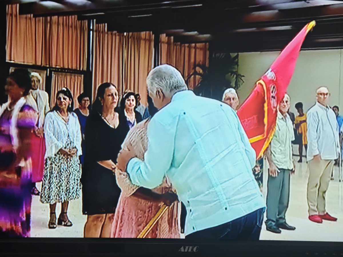 MarisolFFerrer's tweet photo. Recibe la Zona 85 de San José de las Lajas en #Mayabeque de manos de nuestro Primer Secretario @DiazCanelB la bandera 28 de septiembre de los CDR . Felicidades #LaPatriaSeDefiende https://t.co/SqYcL6pnHv
