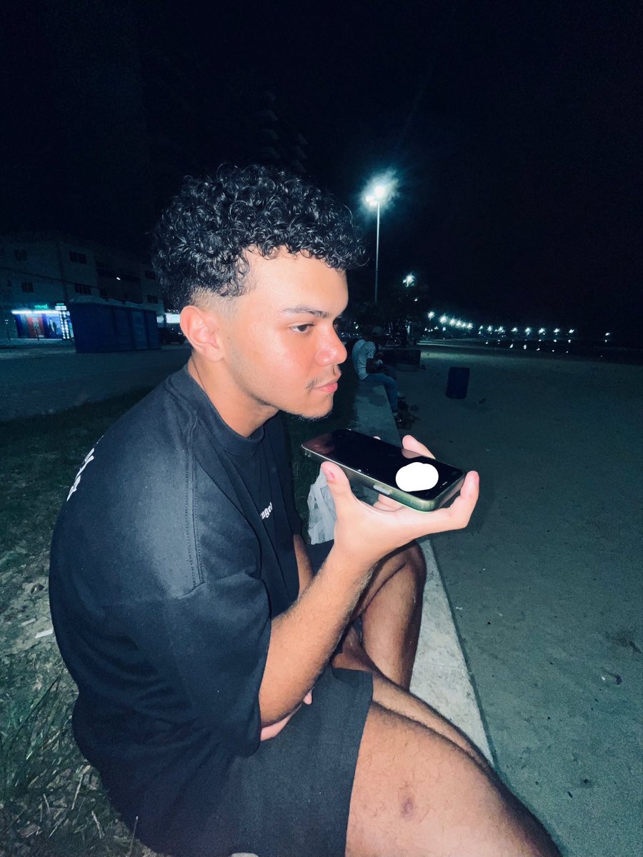 vlkvkell's tweet photo. eu bebado no 2° dia da festa da cidade, ligando pro meu “ficante” pra ver se ele ainda tava na festa pq perdi ele pra ficar com outro https://t.co/l4z2fJvSjb