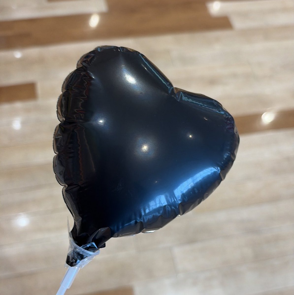 ___ochankp's tweet photo. 漆黒のハートの風船もらた🎈 https://t.co/kzxZ0LSKhC