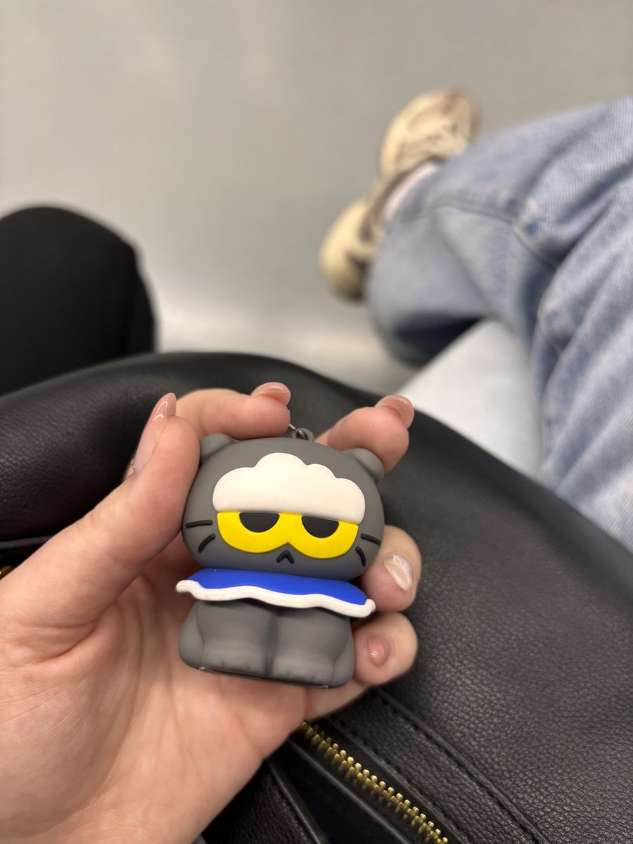 jiyongsmind's tweet photo. first things first when in korea: got my zoa tmoney card keychain https://t.co/2Ru2XY005v
