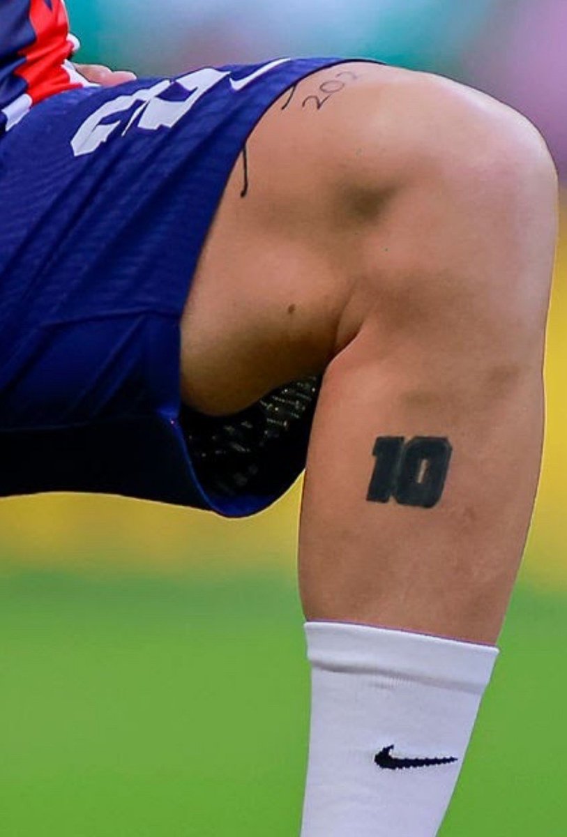 dancarrillito's tweet photo. estoy juntando firmas para pedirle a Jordan q se quite el tatuaje del "10" y se lo haga más bonito en otra parte, me incomoda verlo https://t.co/V9Uy5nS5KQ