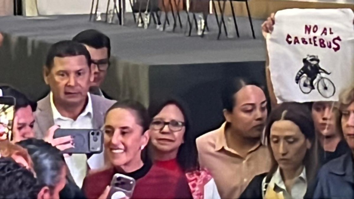 contramascaras's tweet photo. 🔵Al final del informe de @Claudiashein , una ciudadana mostró su rechazo al #Cablebús, lo que generó una reacción en @armentapuebla_ y que varios asistentes gritaran consignas a favor de la obra 🔵En tanto, ejemplares de Por Amor a Puebla y El Humanista acabaron en la basura https://t.co/sep4cN6SFv